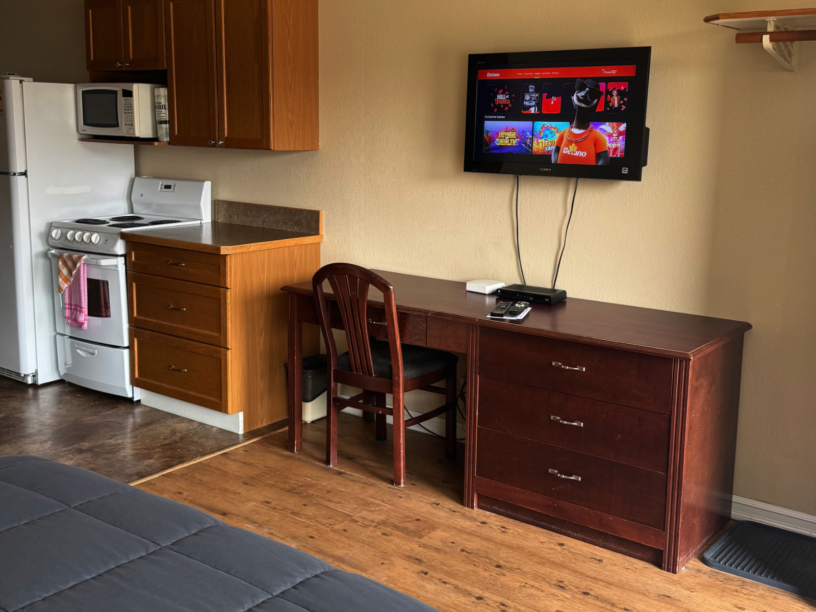 2 Queen Beds Room with Kitchen