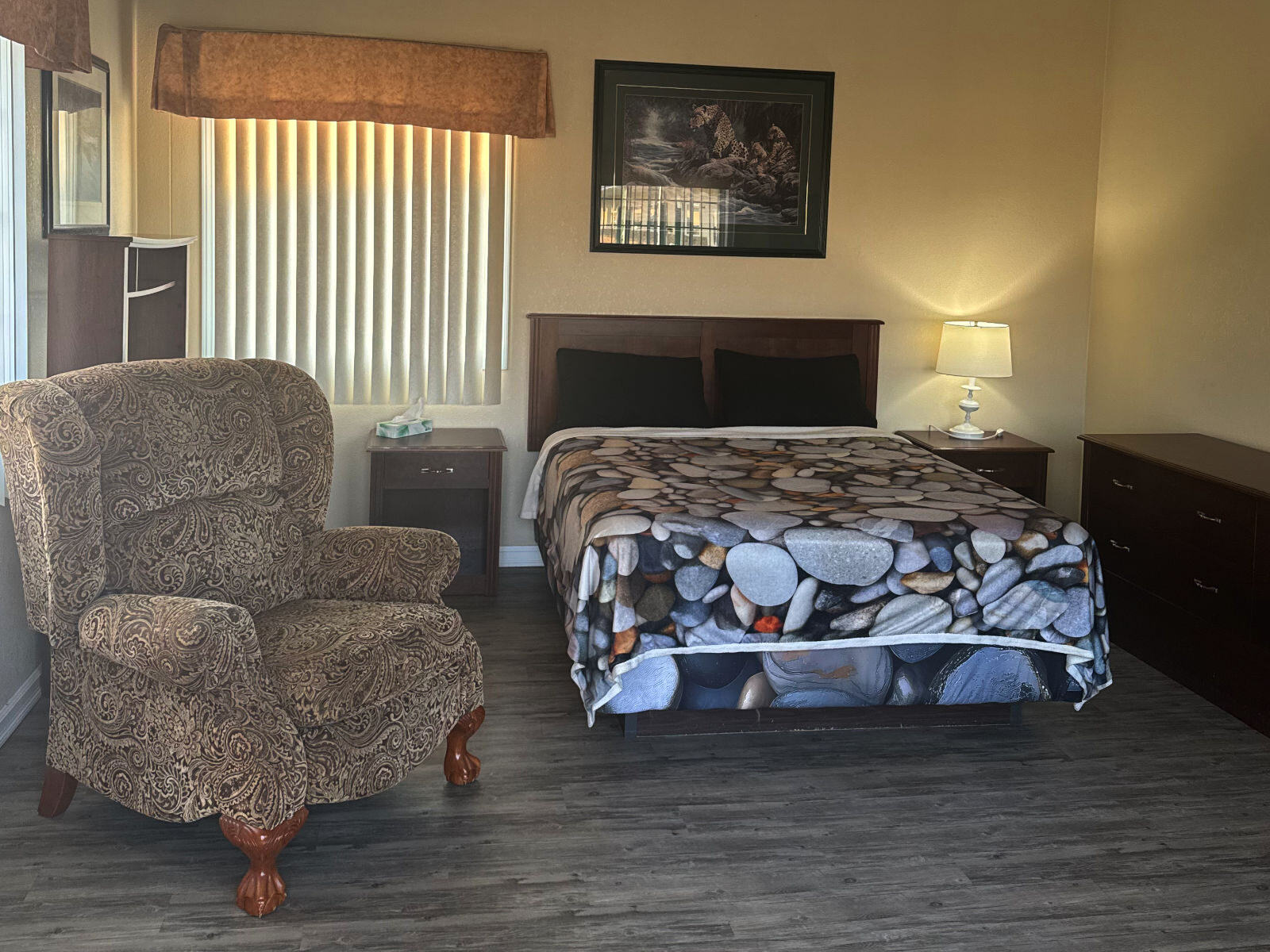 1 Queen Bed Room