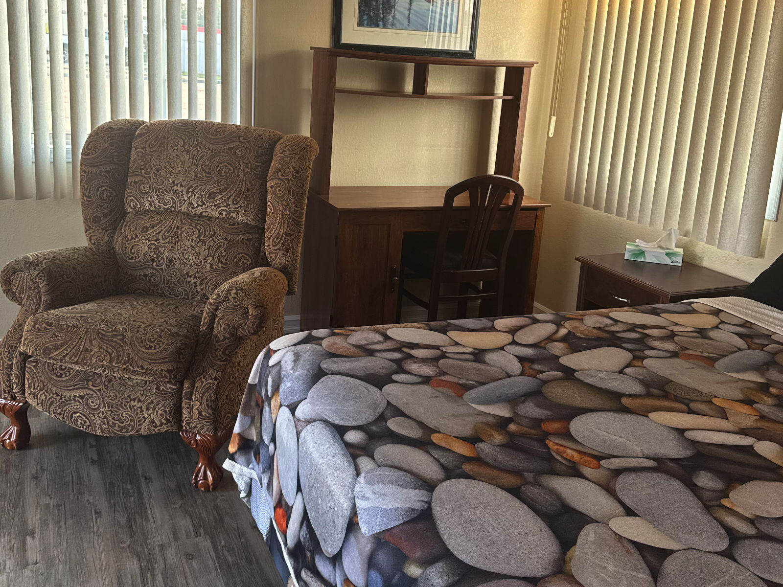 1 Queen Bed Room